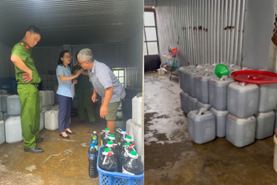 Hà Nội phát hiện 2.620 lít nước mắm không rõ nguồn gốc cùng 35.300 bộ quần áo thể thao giả mạo